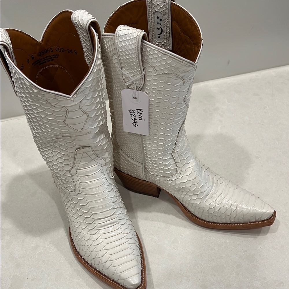 White Western Heeled Boot - Women's Stylish Cowboy Boot - Picture 12 of 15